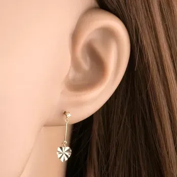 Náušnice Zlaté náušnice 14K srdce s paprskovitým vzorem na tyčince