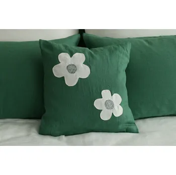 Povlak na dekorativní polštářek Nelly lněný dekorativní povlak na polštář bílé květy na zeleném 40x40cm