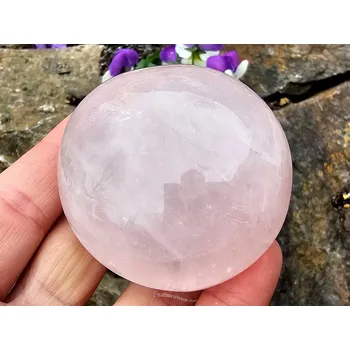 Přírodní kámen Růženín hladký kámen z Madagaskaru 161g