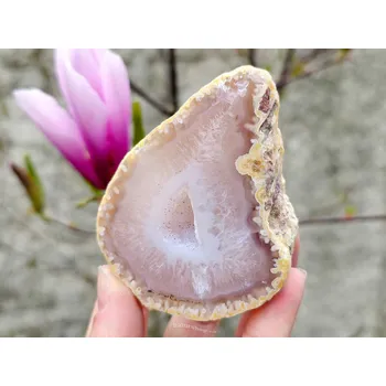 Přírodní kámen Přírodní geoda z achátu s dutinou 184g