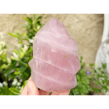 Přírodní kámen Plamen z růženínu hladký Madagaskar 486g