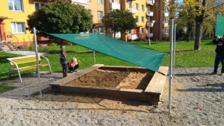 Posuvné zastínění a zakrytí pískoviště se sítí SIO – LINE, barva zelená,červená, modrá a žlutá s clonící schopností 85%