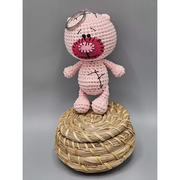 Ručně háčkovaný medvídek zdobený lososovorůžový jako klíčenka