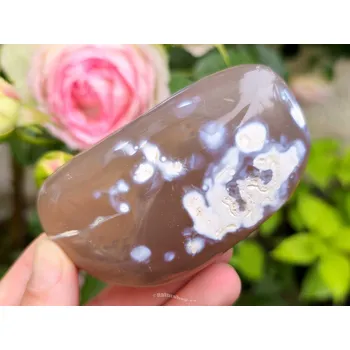 Přírodní kámen Achát sněžný leštěný kámen z Madagaskaru 203g