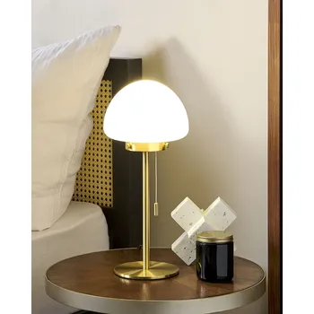 Lampička Stolní lampa zlatá Kovová základna Skleněné stínidlo tahový vypínač Svítidlo pro domácí kancelář v minimalistickém stylu Beliani