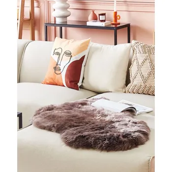 Koberec Ekologická ovčí kůže,hnědý polyester. Nepravidelný tvar. Strojově tkané. Elegantní design 63 x 95 cm Beliani