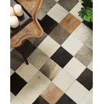 Koberec hnědý s béžovou barvou 160 x 230 cm vyrobený z kůže, geometrický vzor, kostkovaný, ručně vyrobený, moderní Beliani