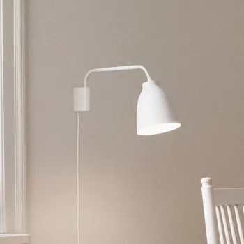 Lampička FRITZ HANSEN Caravaggio nástěnné světlo, bílá - Ø stínidlo na lampu 14 cm, délka přívodního kabelu 150 cm, výška nástěnného držáku 7,8 cm 1 x 46 W - Doprava zdarma