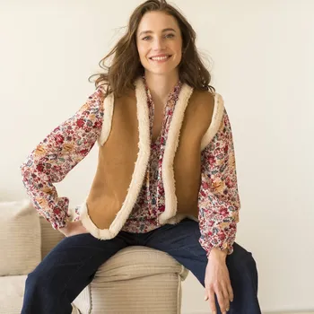 Dámská vesta Vesta z imitace semiše a kožešiny karamelová 54