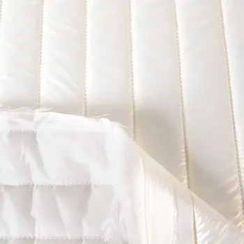 Prošívaná šusťákovina bílá - perleťový efekt