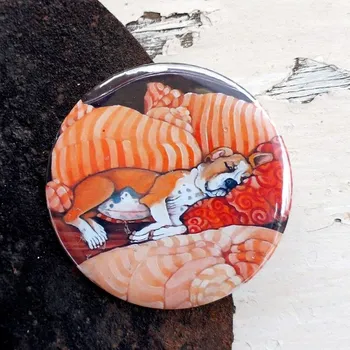 Dekorativní magnet Zuzana Honsová Pes v posteli magnet 56 mm