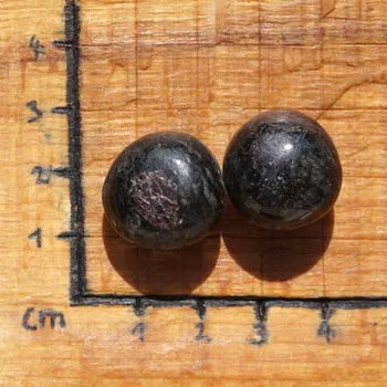 Přírodní kámen Arfvedsonit s granátem tromlovaný (388), , skladem