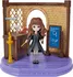 domeček pro figurky Spin Master Magical Minis Harry Potter 6061846 Učebna kouzel s Hermionou