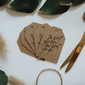 Cizojazyčná kniha Be Nice Jmenovky Písmo hnědé