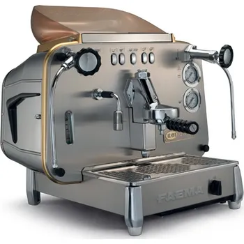 Kávovar Faema E61 Jubilé A/1 je legendární jednopákový espresso kávovar, který spojuje tradiční ruční ovládání s moderní spolehlivostí. Nabízí stabilní teplotu, kvalitní extrakci a ikonický design, který se stal symbolem italského espressa. Ideální volba pro menš