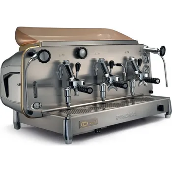 Kávovar Faema E61 Legend S/3 je největší a nejvýkonnější model z legendární řady E61. Nabízí tři skupiny, velký 17,5litrový bojler a klasické mechanické ovládání páky s předspařením. Tento kávovar spojuje italskou tradici, spolehlivost a vysoký výkon, ideální pro