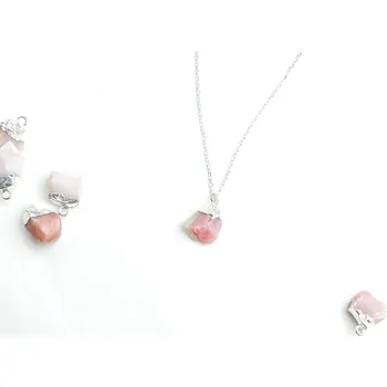 Náhrdelník Stříbrný náhrdelník se surovým růžovým Opálem Délka řetízku: 41cm, Typ řetízku: Satellite (s kuličkami)