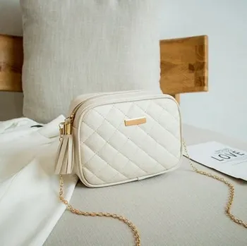 Dámská módní menší crossbody kabelka s řetízkem Barva: Bílá