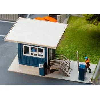 Modelová železnice FALLER 130626 H0 Stavebnice - domek vrátného se závorou FA130626