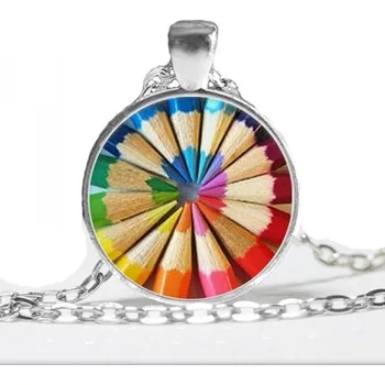 Medailonek ve stříbrné barvě - barevné pastelky