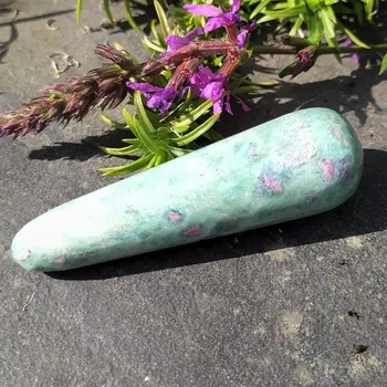 Masážní špice-Rubín v zoisitu.