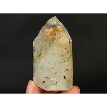 Přírodní kámen Křišťál s inkluzemi broušená špice 72g