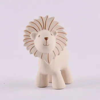 Hračka pro kojence Tikiri chrastítko/kousátko z přírodní gumy - Lvík