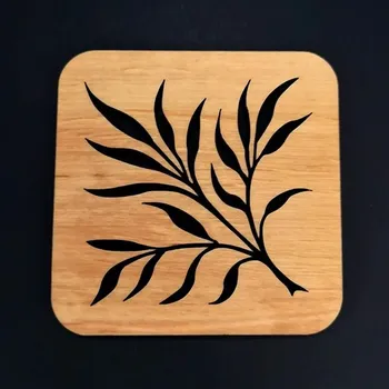 AMADEA Dřevěný podtácek hranatý s motivem větve, masivní dřevo, 9 cm