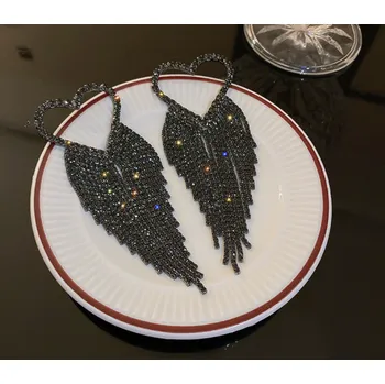 Náušnice B-TOP Srdíčkové náušnice se střapci Druh barvy: Černá