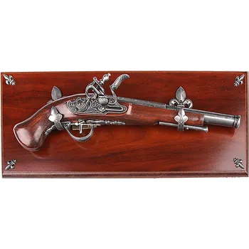 Replika zbraně pistole na desce