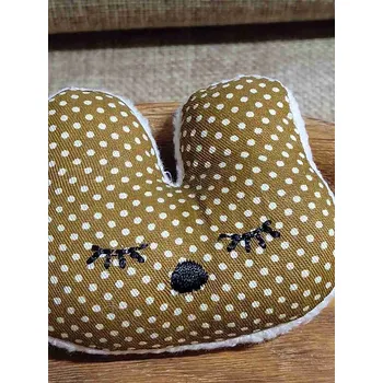 Plyšová aplikace s pískátkem hnědá č.2