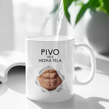 Žertovný předmět Pivo dělá hezká těla - hrnek s potiskem