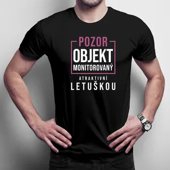 Žertovný předmět Objekt monitorovaný atraktivní letuškou - pánské tričko s potiskem