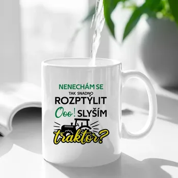 Žertovný předmět Nenechám se tak snadno rozptýlit. Ooo! Slyším traktor? - hrnek s potiskem