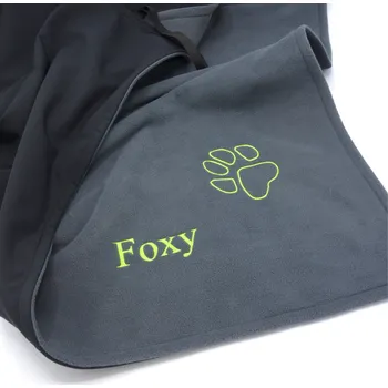 Pelíšek pro psa Cestovní deka pro psa se jménem/tlapkou – střední, 70 × 50 cm Vyberte barvu: Šedá se zelenou tlapkou, Výšivka: jméno pejska + tlapka