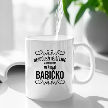 Žertovný předmět Nejdůležitější lidé v mém životě mi říkají babičko - hrnek s potiskem