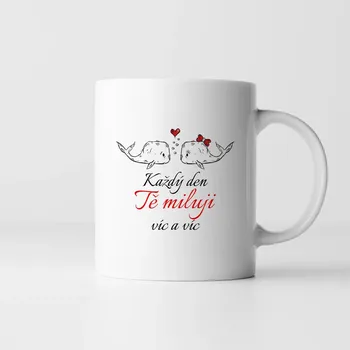 Žertovný předmět Každý den tě miluji víc a víc - hrnek s potiskem