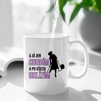 Žertovný předmět A já jen chodím a po všech uklízím - hrnek s potiskem