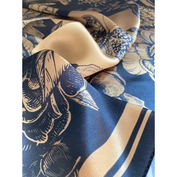 Šátek Hedvábný šátek černo-zlatý s květy 70x70 cm v dárkovém balení, HEDVÁBNÝ SVĚT