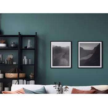 Tapeta FUGU Jednobarevná tapeta na zeď tyrkysová – DUSKY ALPINE BLUE Materiál: Digitální eko vlies - klasická tapeta nesamolepicí