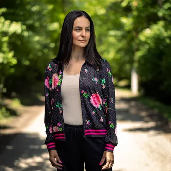 Dámská mikina Černá květovaná dámská mikina na zip Velikost: XL