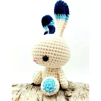 Velikonoční dekorace Ručně háčkovaný zajíc sedící malý smetanový s modrou