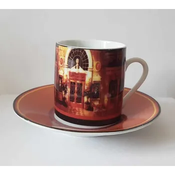 Hnědý šálek s potiskem a podšálkem