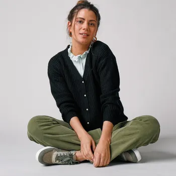 Dámský svetr Propínací svetr s výstřihem do V a perleťovými knoflíčky černá 34/36