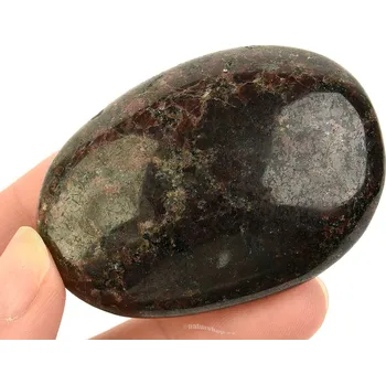 Sběratelství Hladký kámen granát z Madagaskaru 114g