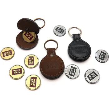 WILD SKIN Kožená klíčenka s kovovým žetonem