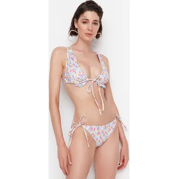 Kalhotky Trendyol křupavé bikini kalhotky s květinovým vzorem a detaily na zavazování Trendyol bílá 1858724
