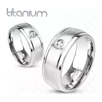 Prsten Titanový prsten stříbrné barvy s matným povrchem, zářezy a zirkonem, 8 mm - Velikost: 64