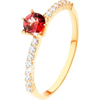 Prsten Prsten ze žlutého 14K zlata - vyvýšený červený granát, čiré zirkonové linie - Velikost: 54