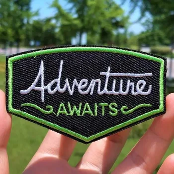 Cool nášivka pro milovníky hor - Adventures await